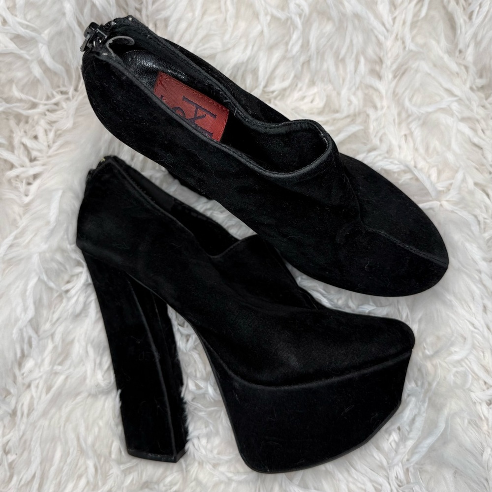 Vintage Y2K Fahrenheit Black Suede Platform Booties Size 7 Deadstock